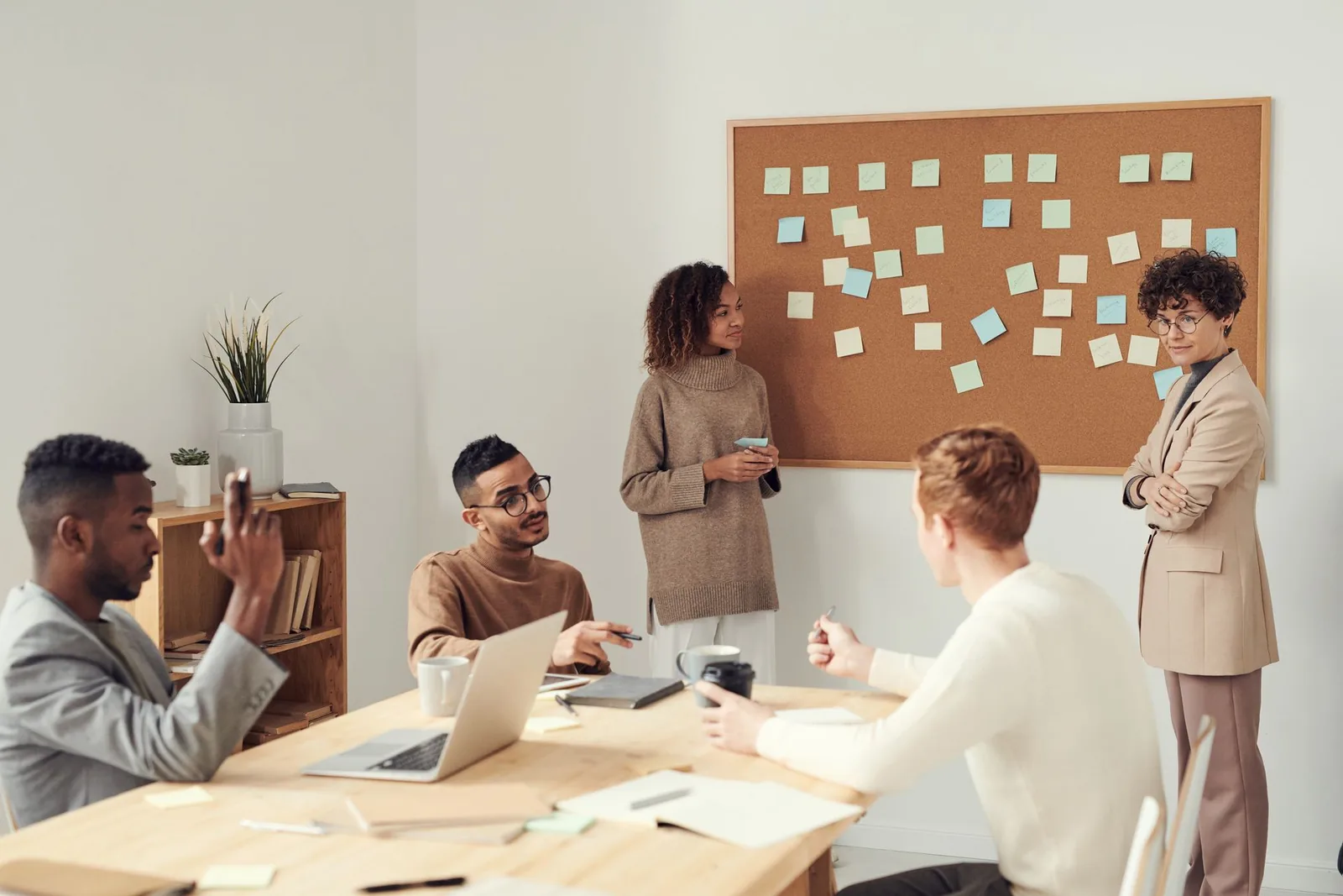 Atelier de travail collectif autour d'un mur d'idées en entreprise