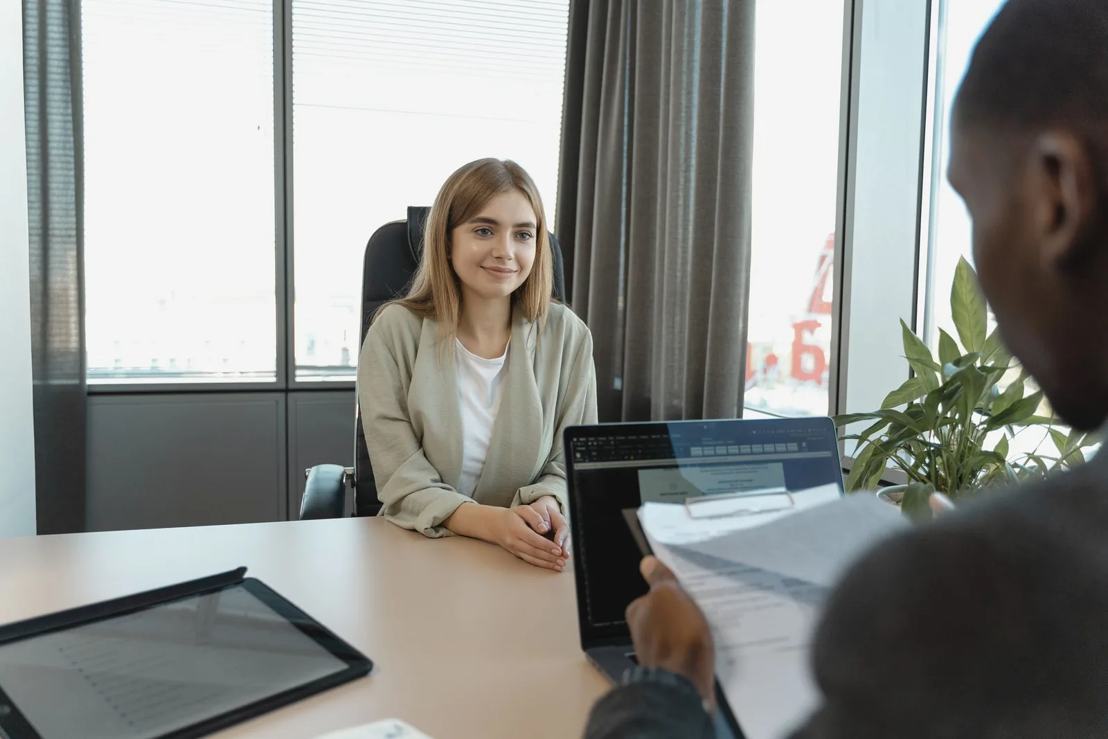 Entretien de recrutement entre une candidate et deux interlocuteurs