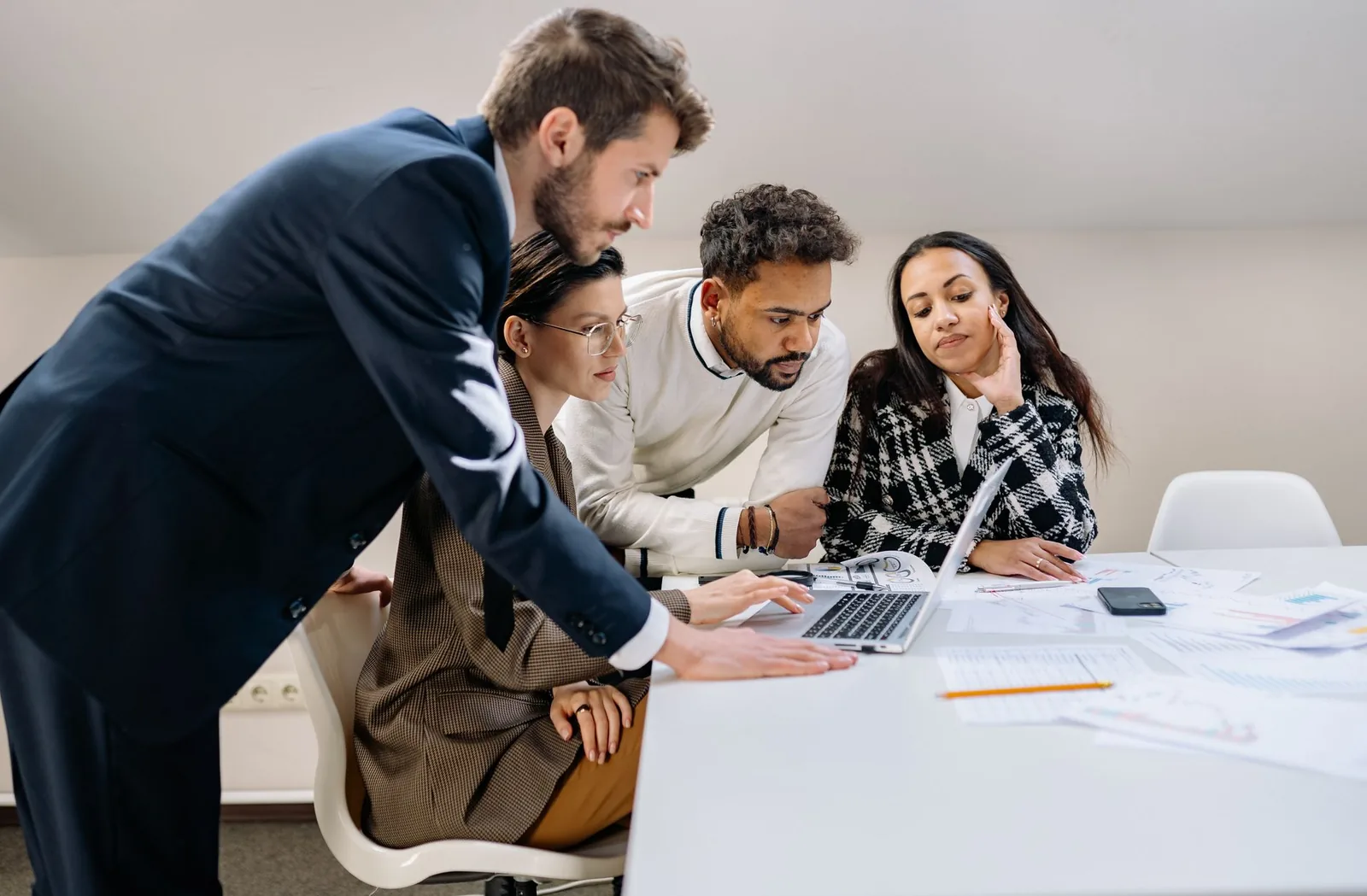 Professionnel RH travaillant avec une équipe autour d'une table
